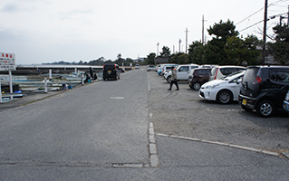 駐車場は漁港の近くです